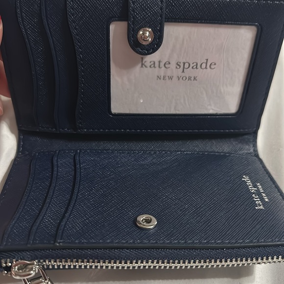 New with tags Kate Spade Morgan Daisy Dot Small Slim Bifold Wallet - Picture 2 of 6